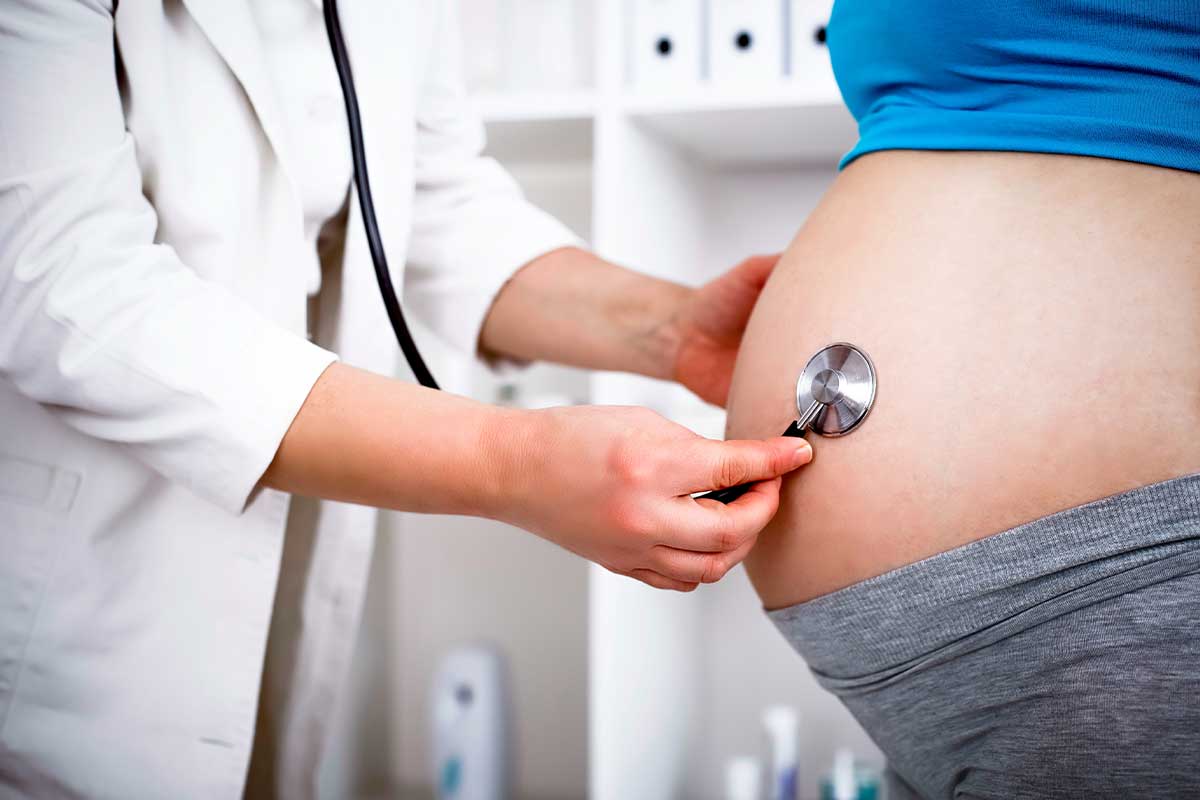 Doctor checking the pregnant woman